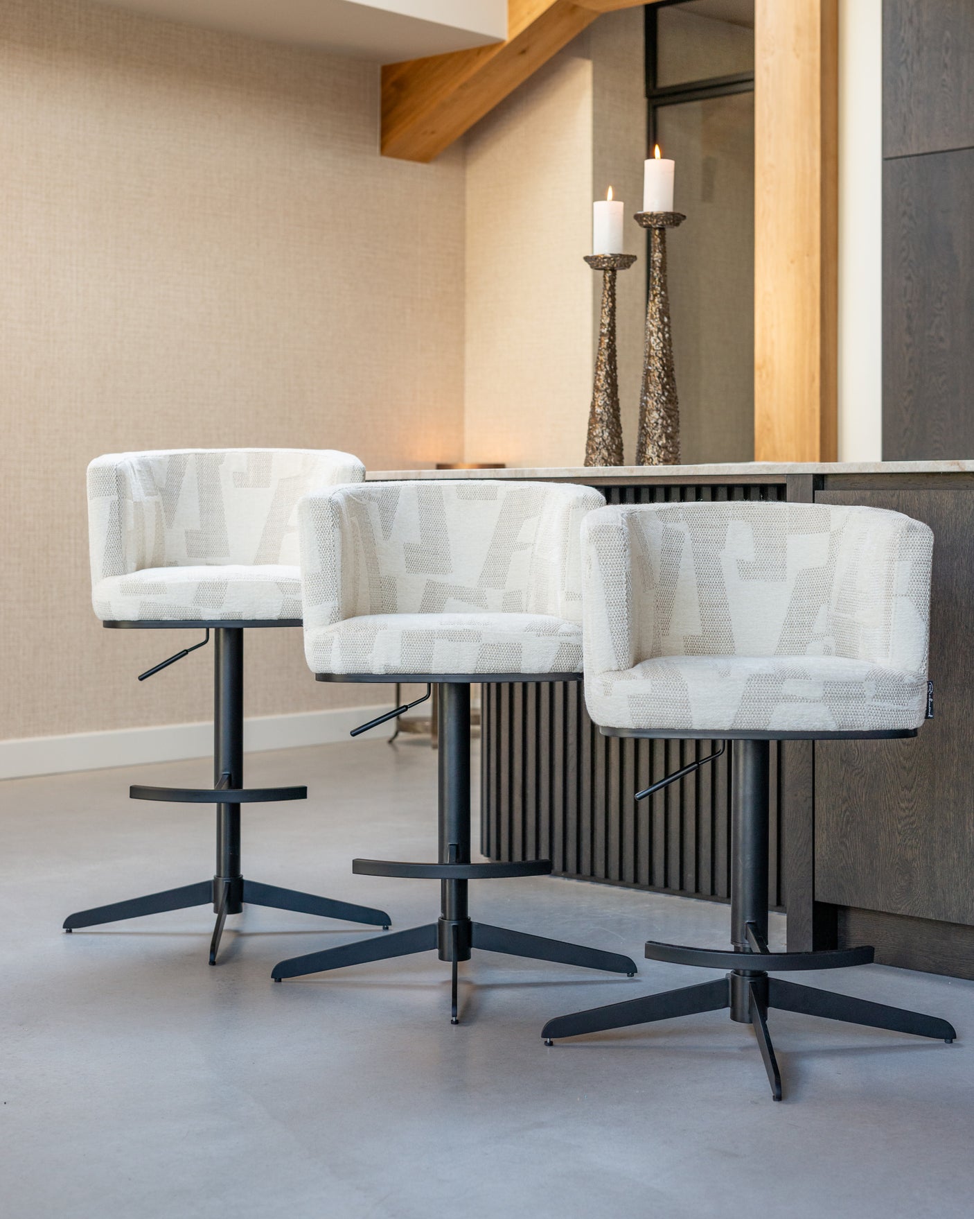 Barkrakk Cheyenne beige graffic svingbar Richmond Interiors Barstol