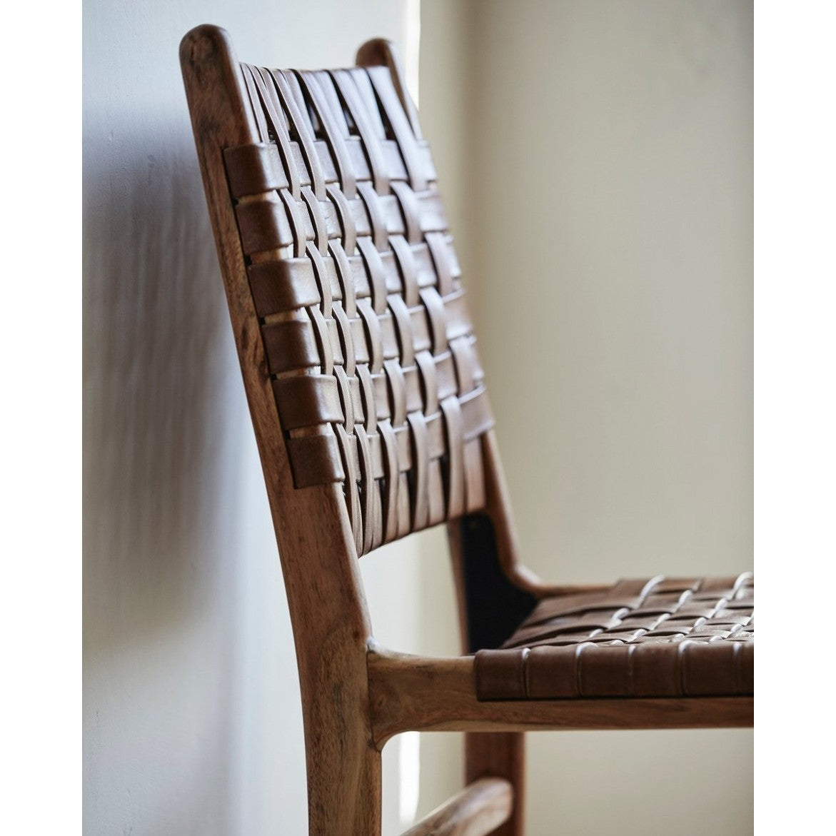 AYA-bordstol i tre med flettet skinn - natur Nordal CHAIRS+ARM