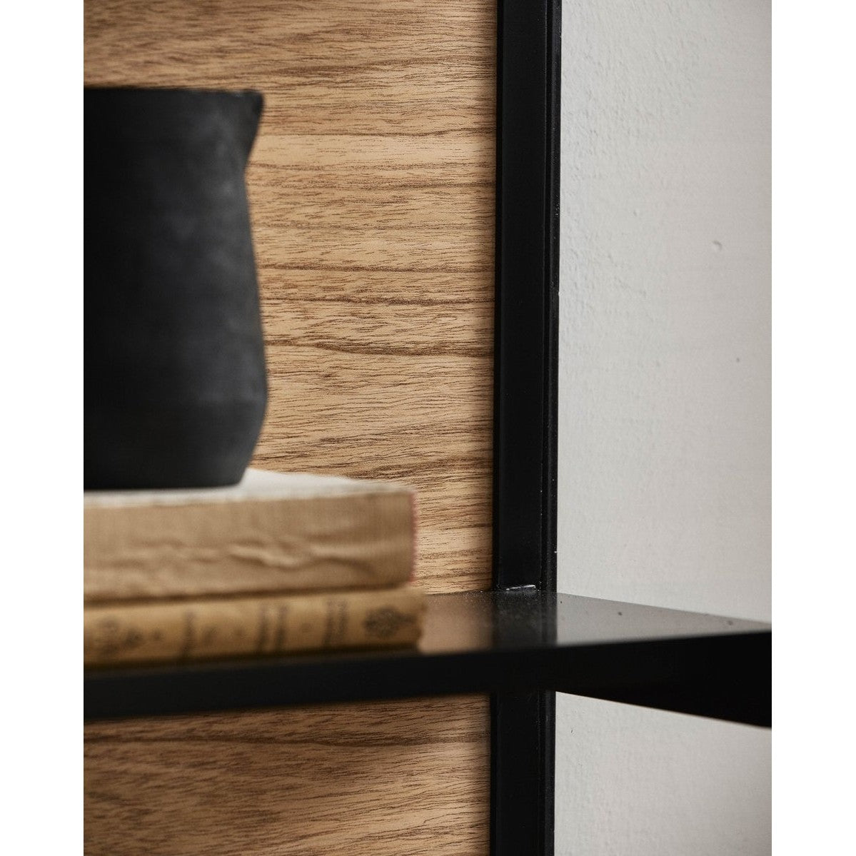 BEI Veggskap i tre med skyteåpninger - 122x82 - svart/naturlig Nordal WALL/ DISP