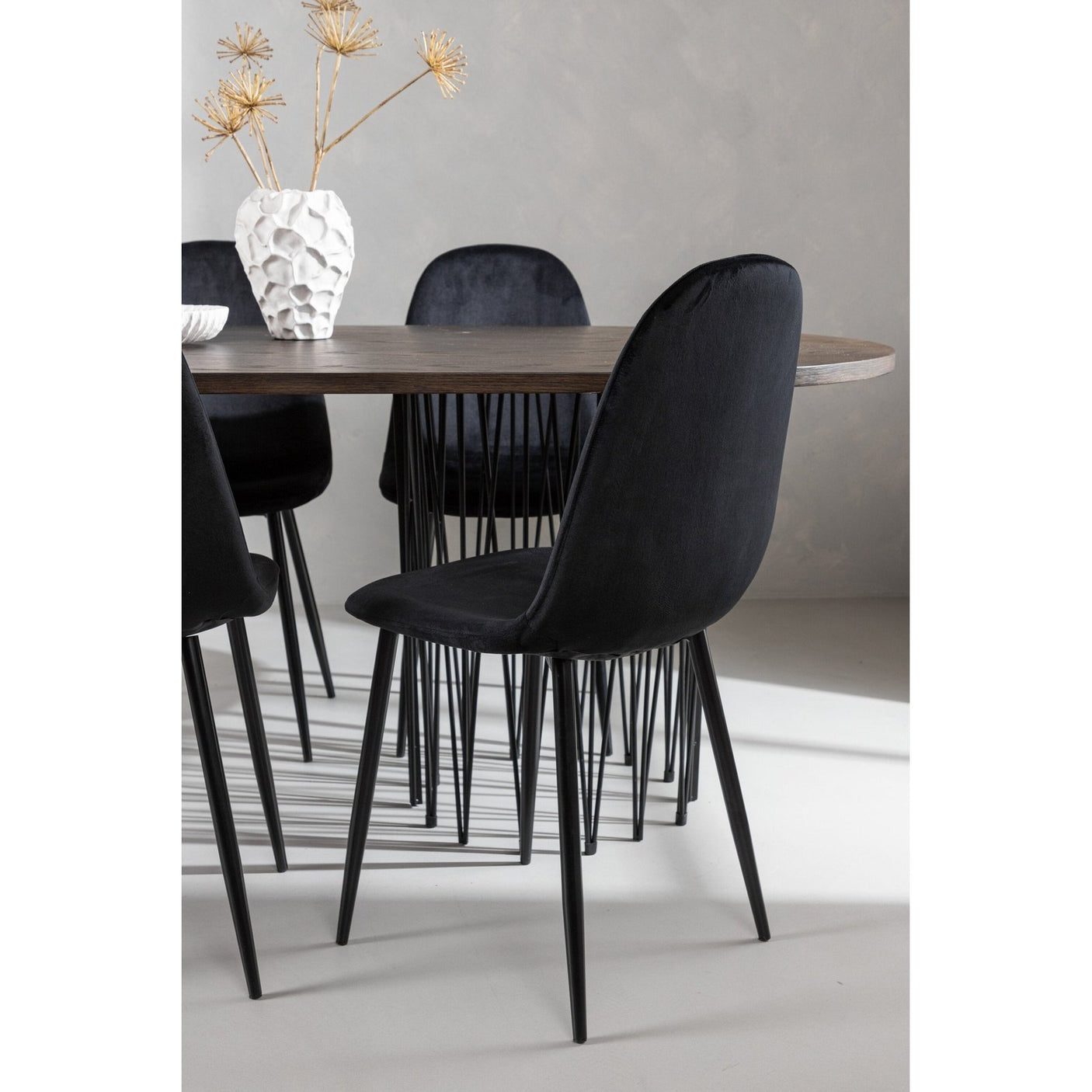 Stone ovalt spisebord + Polar spisestoler Venture Design Spisegruppe