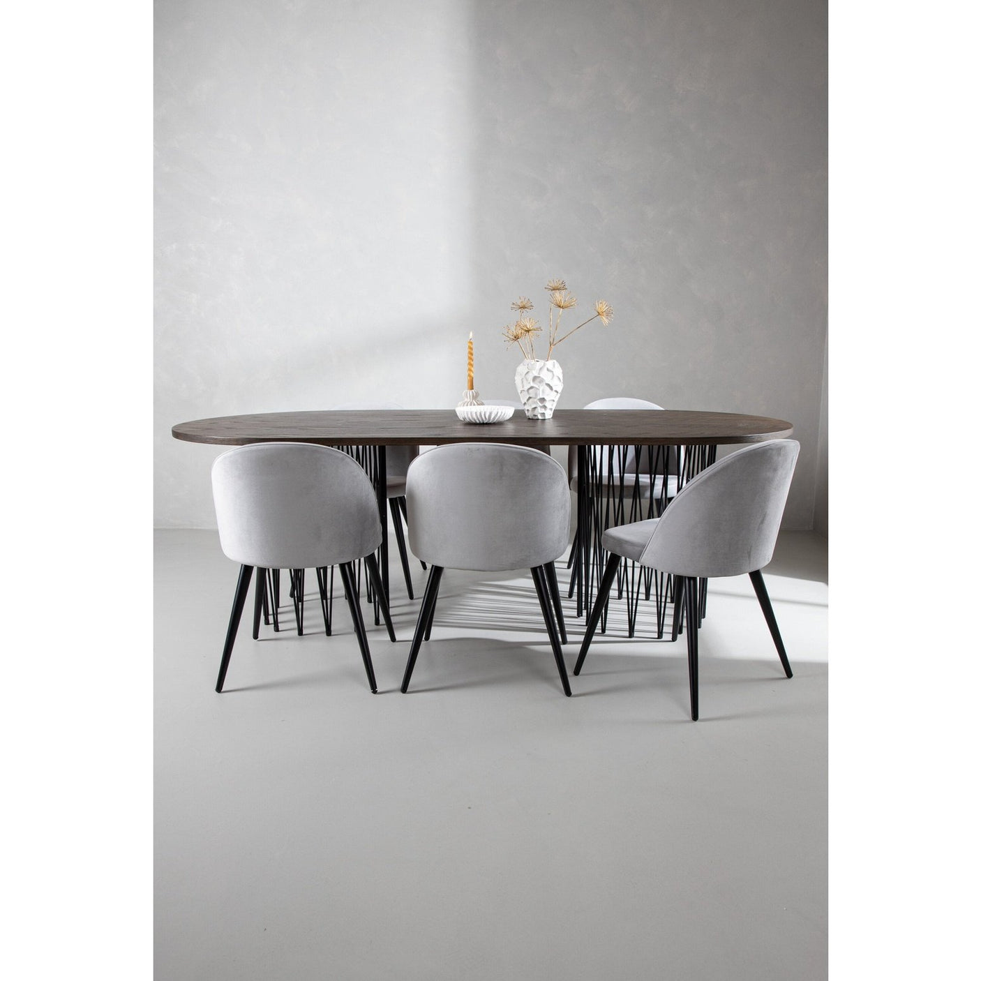 Stone oval spisebord + Velvet spisestoler Venture Design Spisegruppe