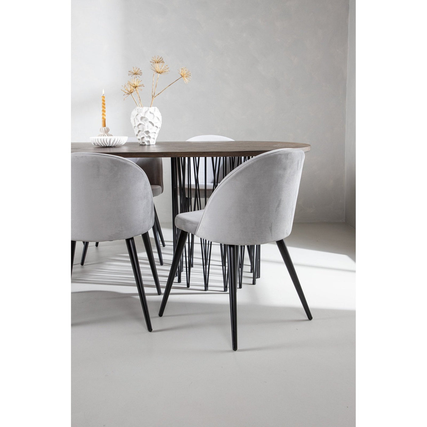 Stone oval spisebord + Velvet spisestoler Venture Design Spisegruppe