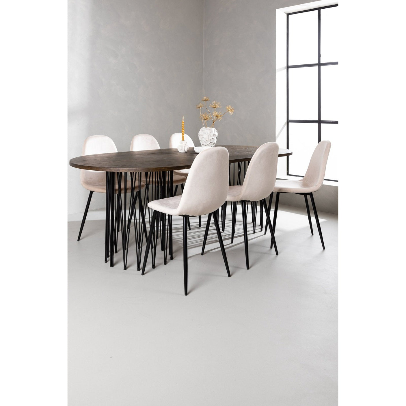 Stone ovalt spisebord + Polar spisestoler Venture Design Spisegruppe