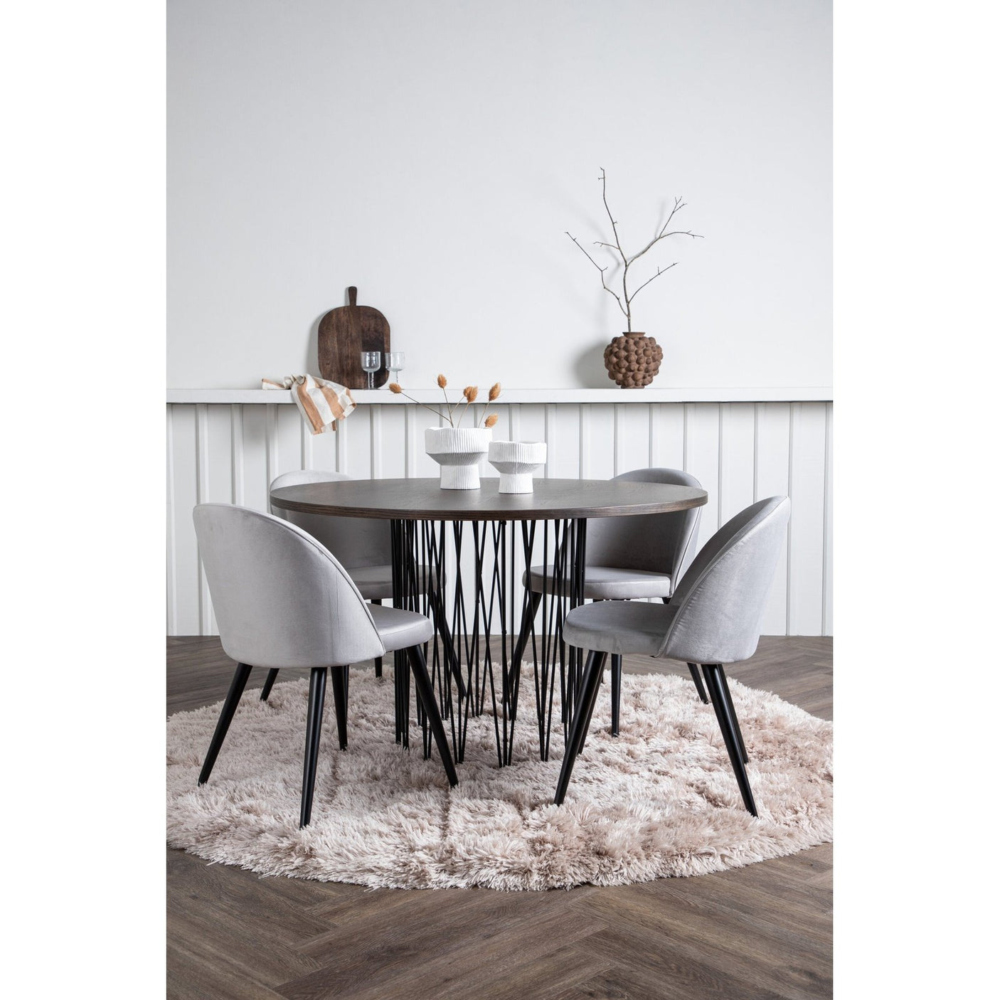Stone rundt spisebord + Velvet spisestoler Venture Design Spisegruppe