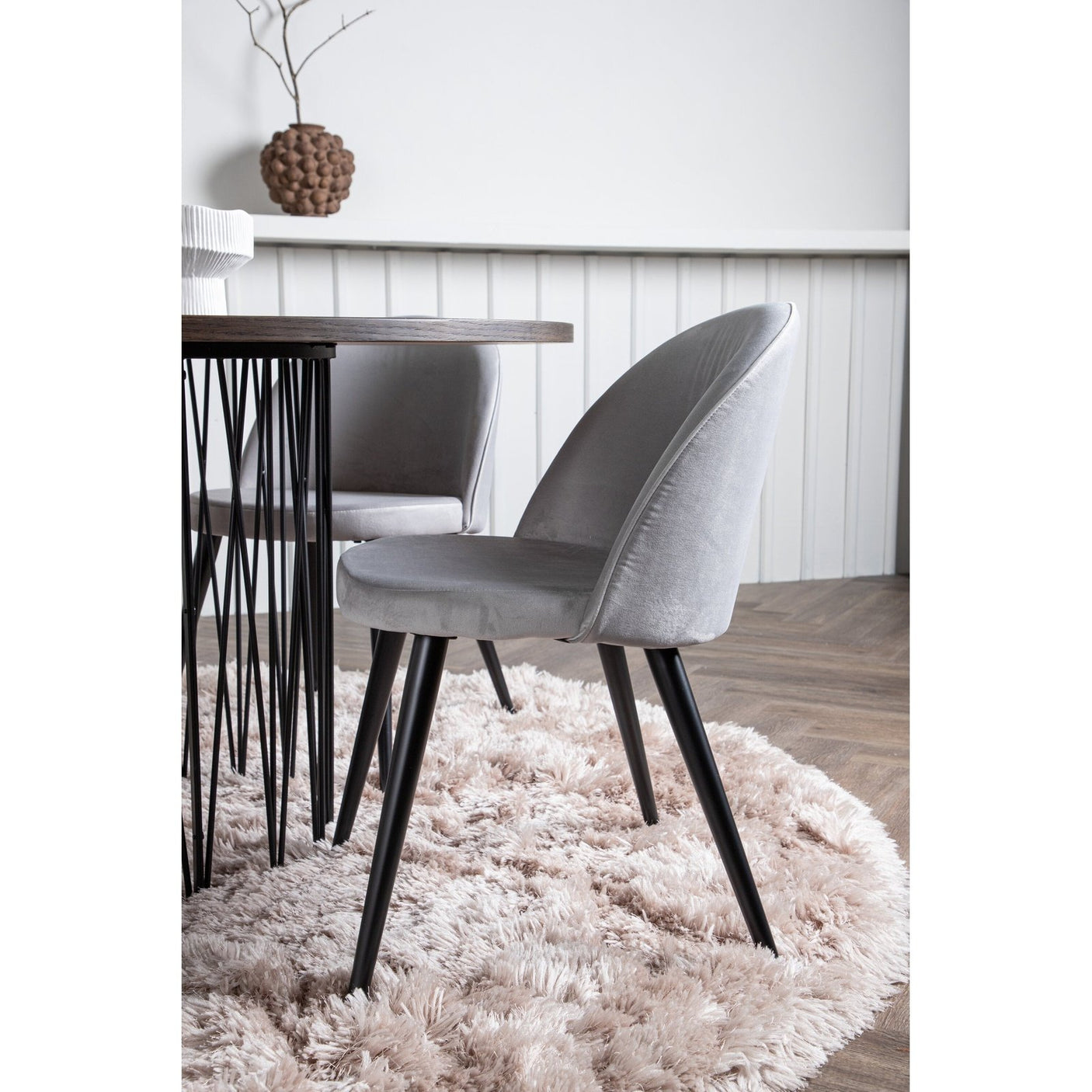 Stone rundt spisebord + Velvet spisestoler Venture Design Spisegruppe