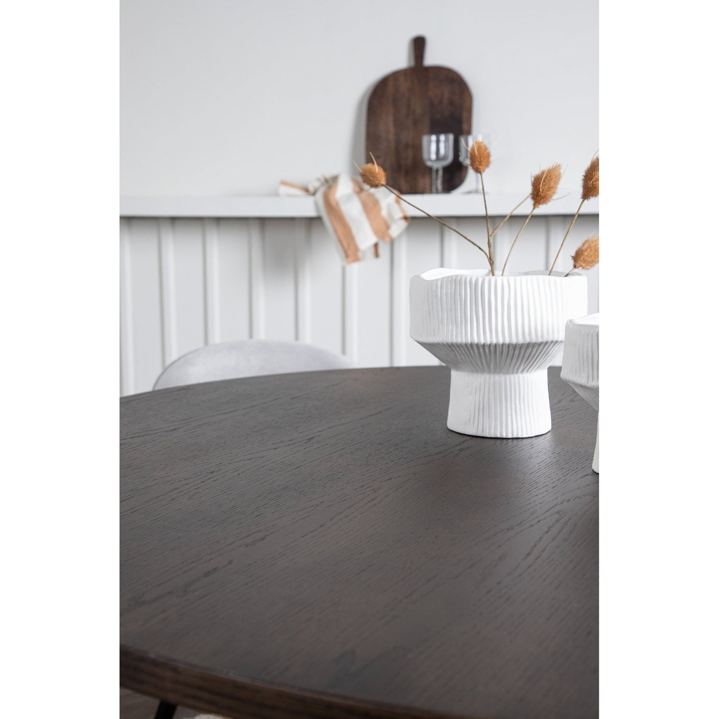 Stone rundt spisebord + Velvet spisestoler Venture Design Spisegruppe