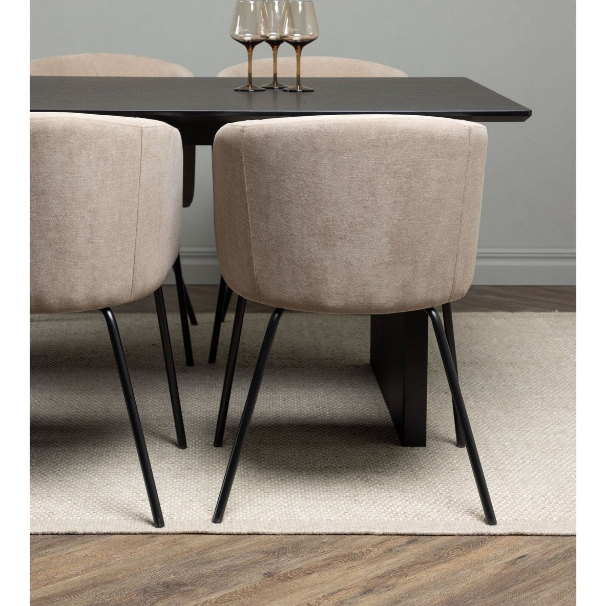 Vail spisebord + Berit stol Venture Design Spisegruppe
