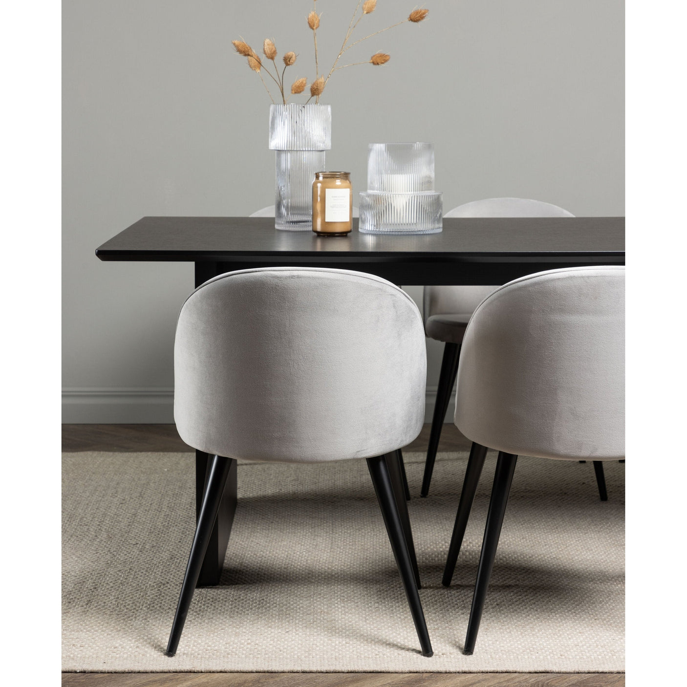 Vail spisebord + Velvet spisestoler Venture Design Spisegruppe
