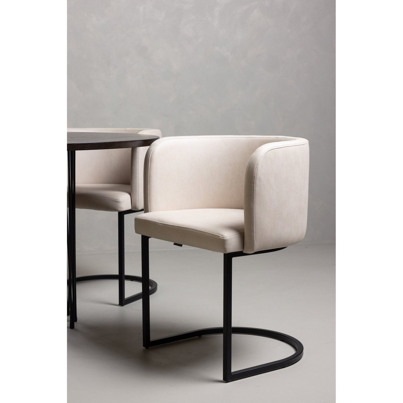 Stone rundt spisebord + Simrishman spisestoler Venture Design Spisegruppe