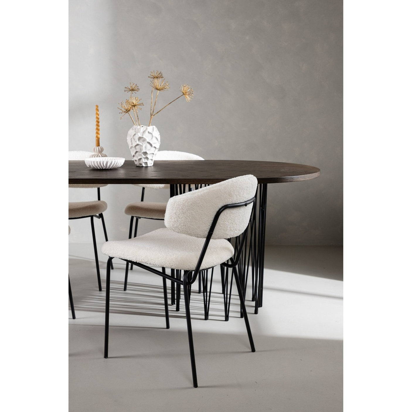 Stone ovalt spisebord + Chico spisestoler Venture Design Spisegruppe