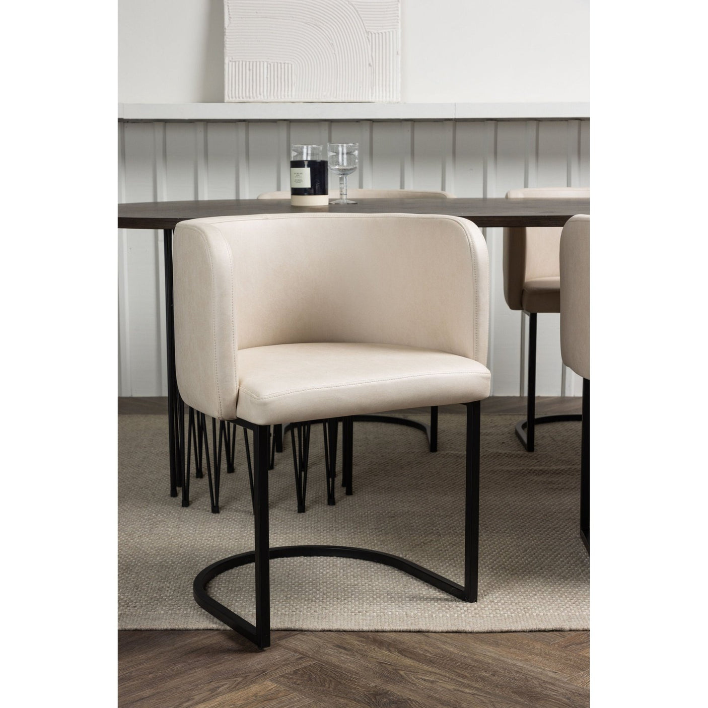 Stone oval spisebord + Simrishman spisestoler Venture Design Spisegruppe