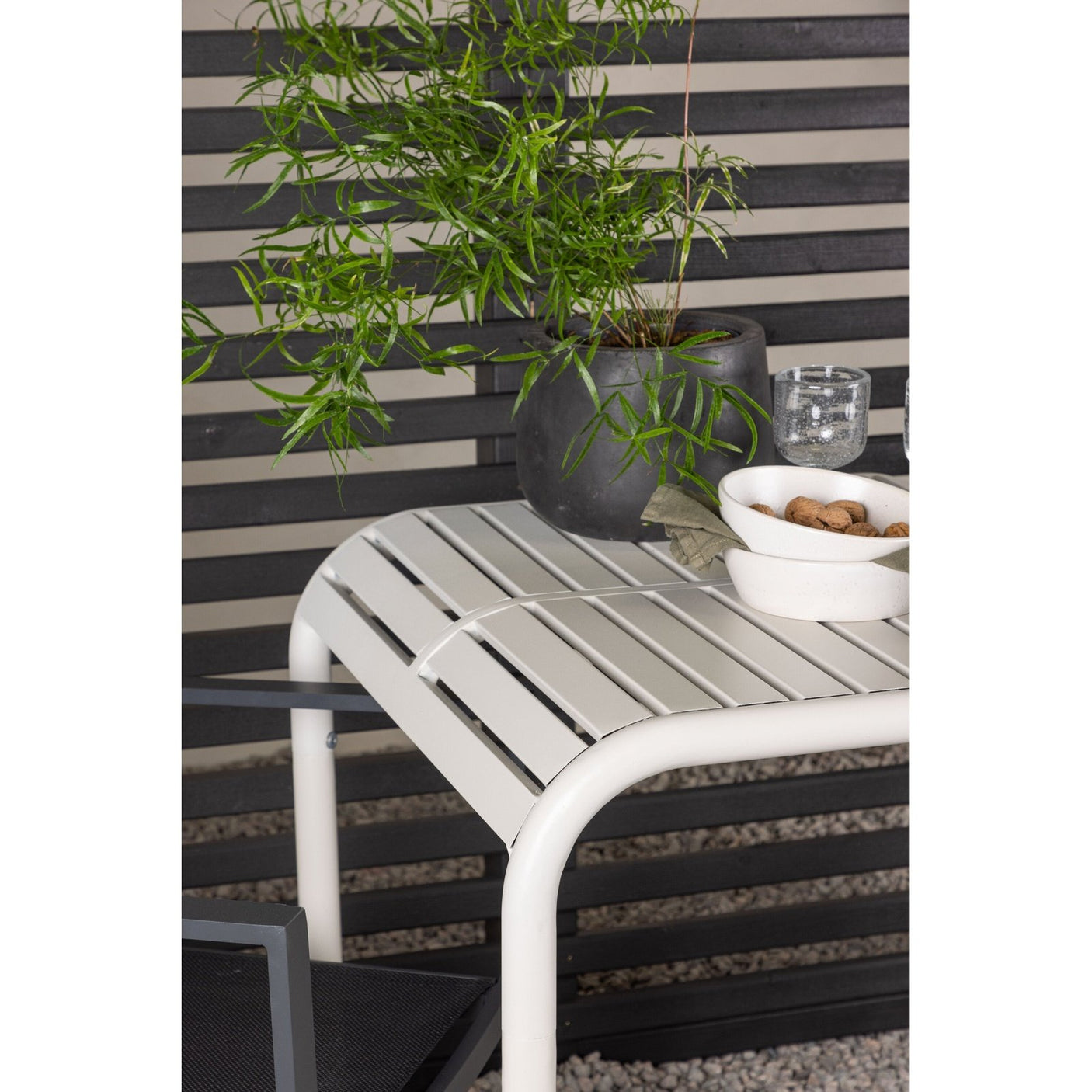 Borneo Cafébord 70*70* + Copacabana stol Venture Design Spisegruppe