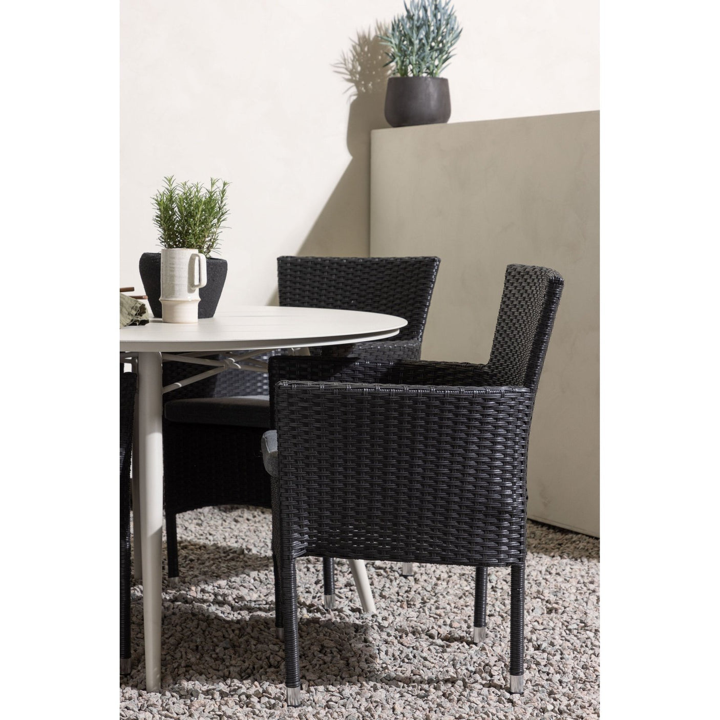 Lina spisebord Rundt120 cm + Malina spisestoler Venture Design Spisegruppe
