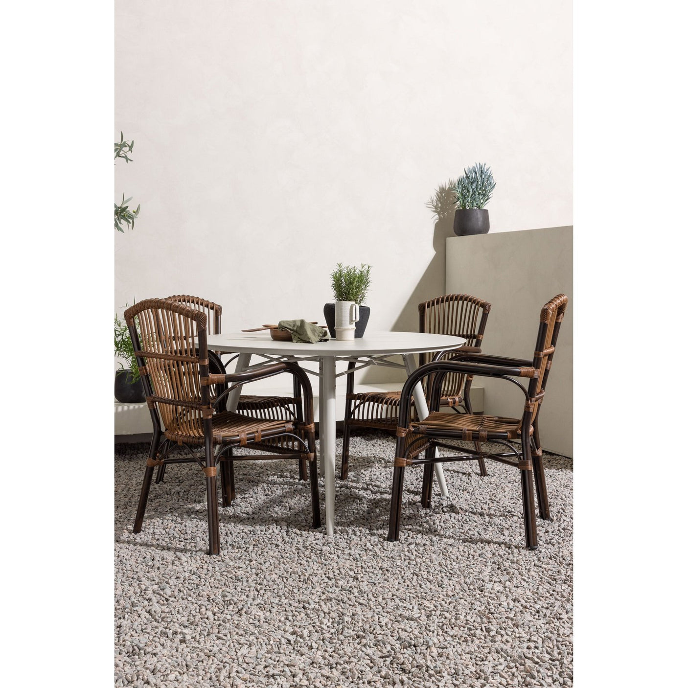 Lina Spisebord Rundt120 cm + Galera spisestoler Venture Design Spisegruppe