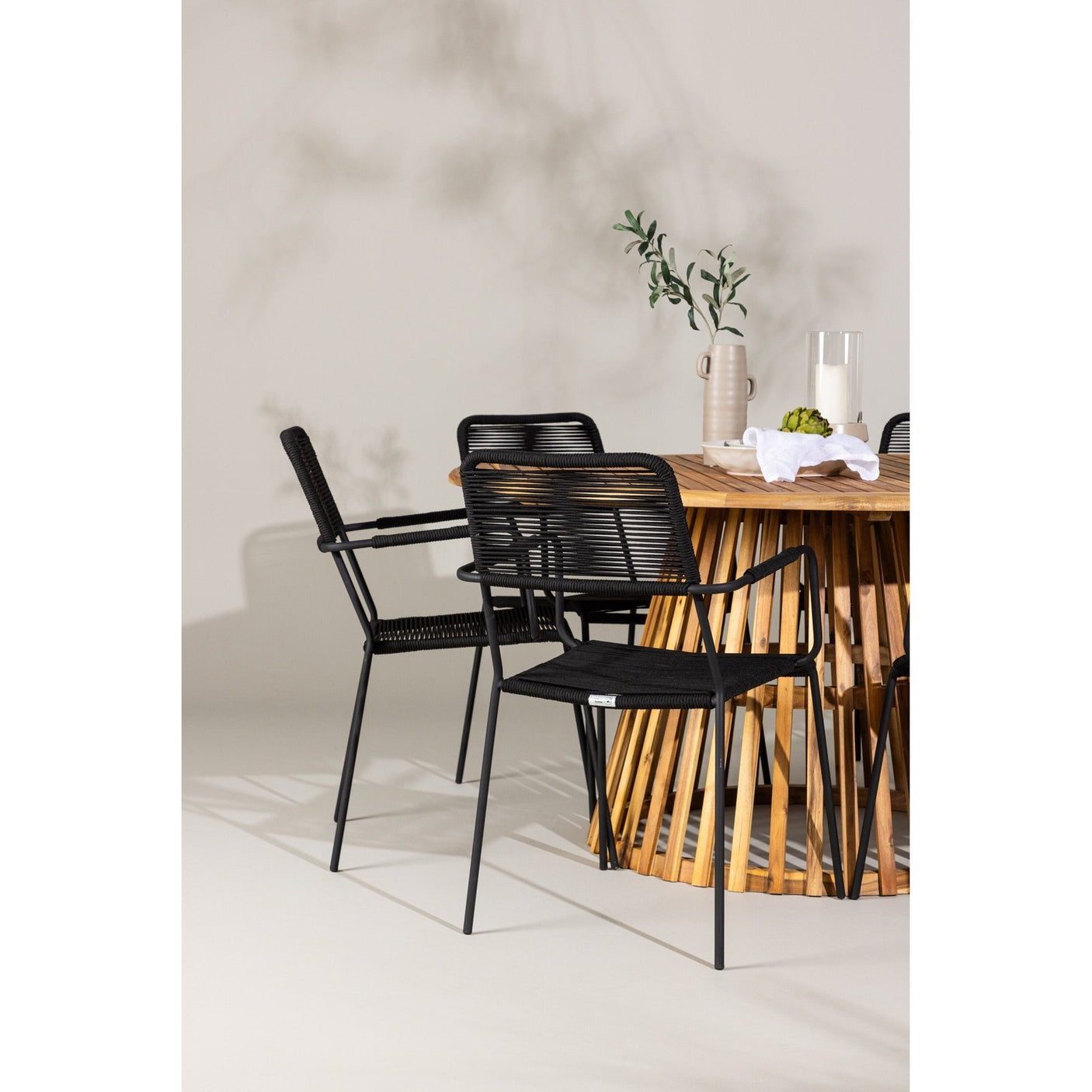 Tucumán spisebord Akasia ø120 + Lindos lenestol Venture Design Spisegruppe