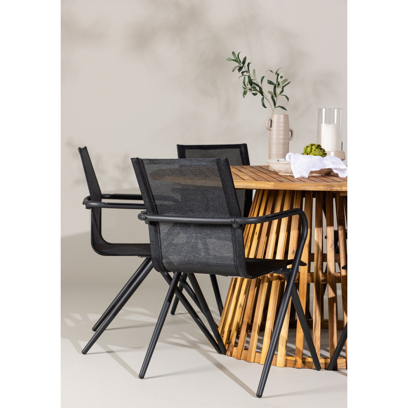 Tucumán spisebord Akasia ø120 + Alina spisestoler Venture Design Spisegruppe