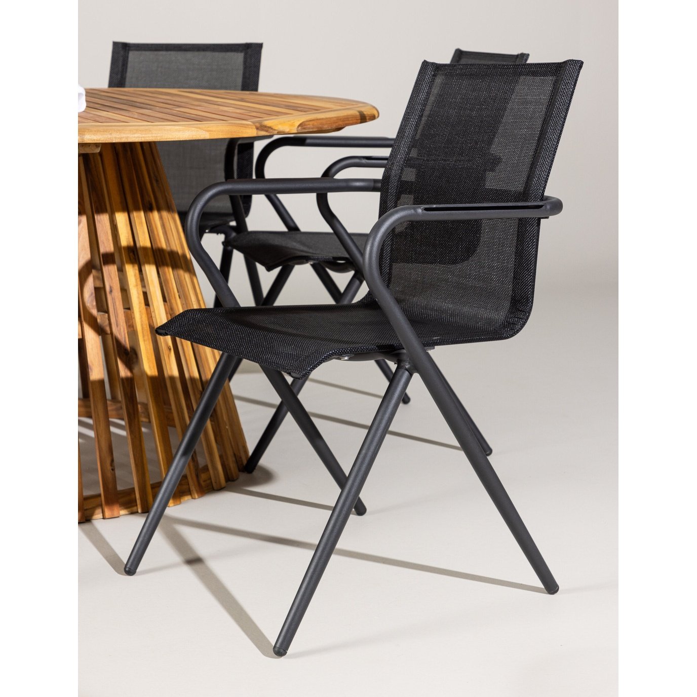 Tucumán spisebord Akasia ø120 + Alina spisestoler Venture Design Spisegruppe