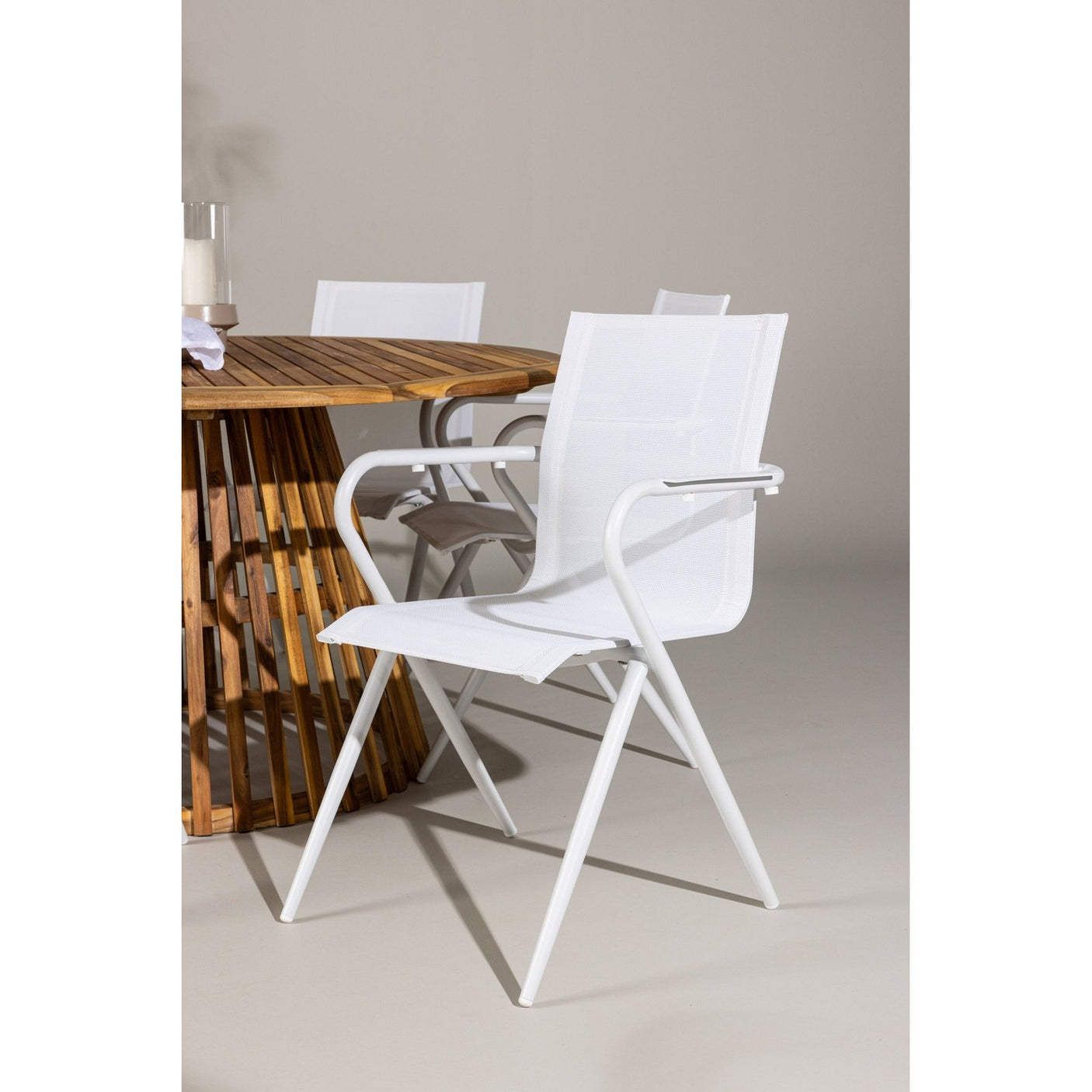 Tucumán spisebord Akasia ø120 + Alina spisestoler Venture Design Spisegruppe