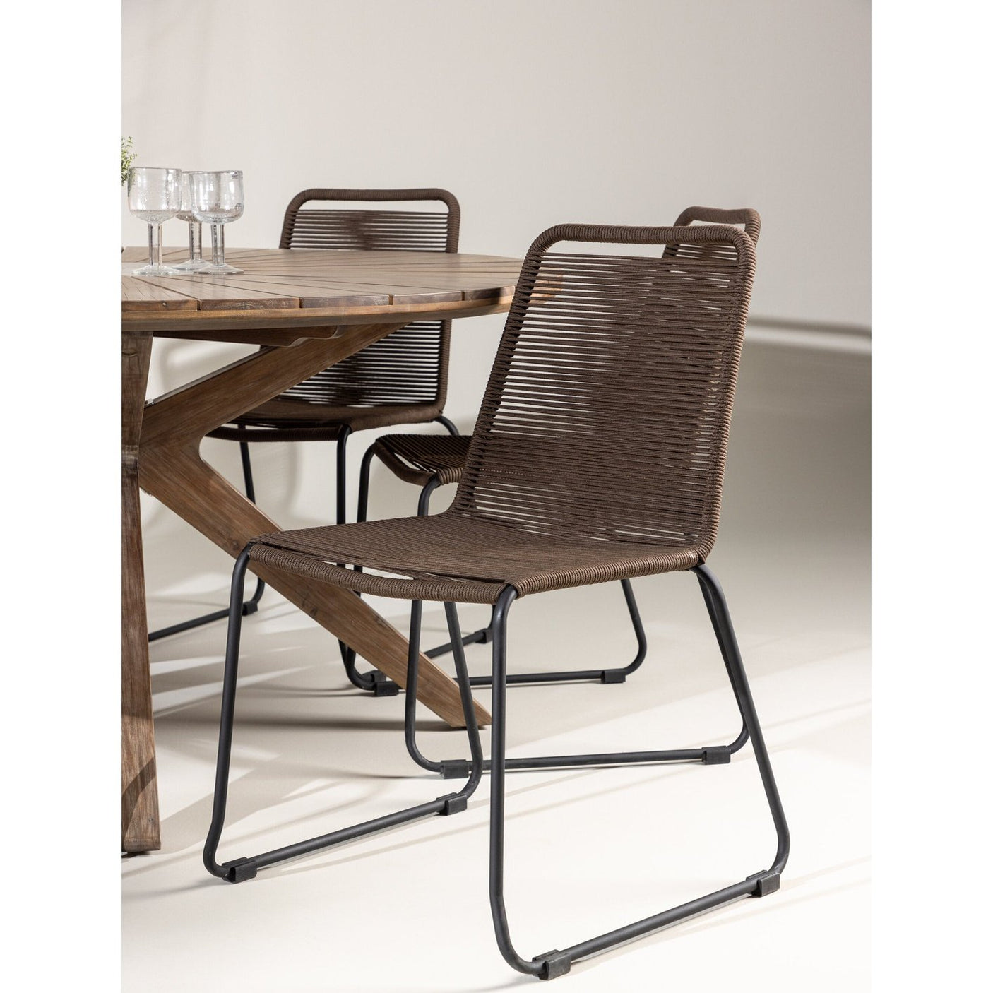 Rosario spisebord- Ø140 + Lindos spisestoler Venture Design Spisegruppe