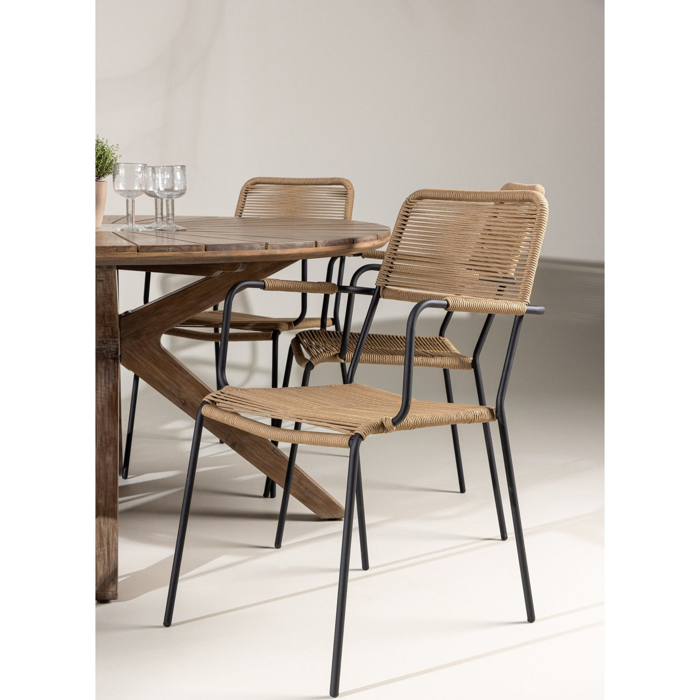 Rosario spisebord- Ø140 + Lindos Lenestol Venture Design Spisegruppe