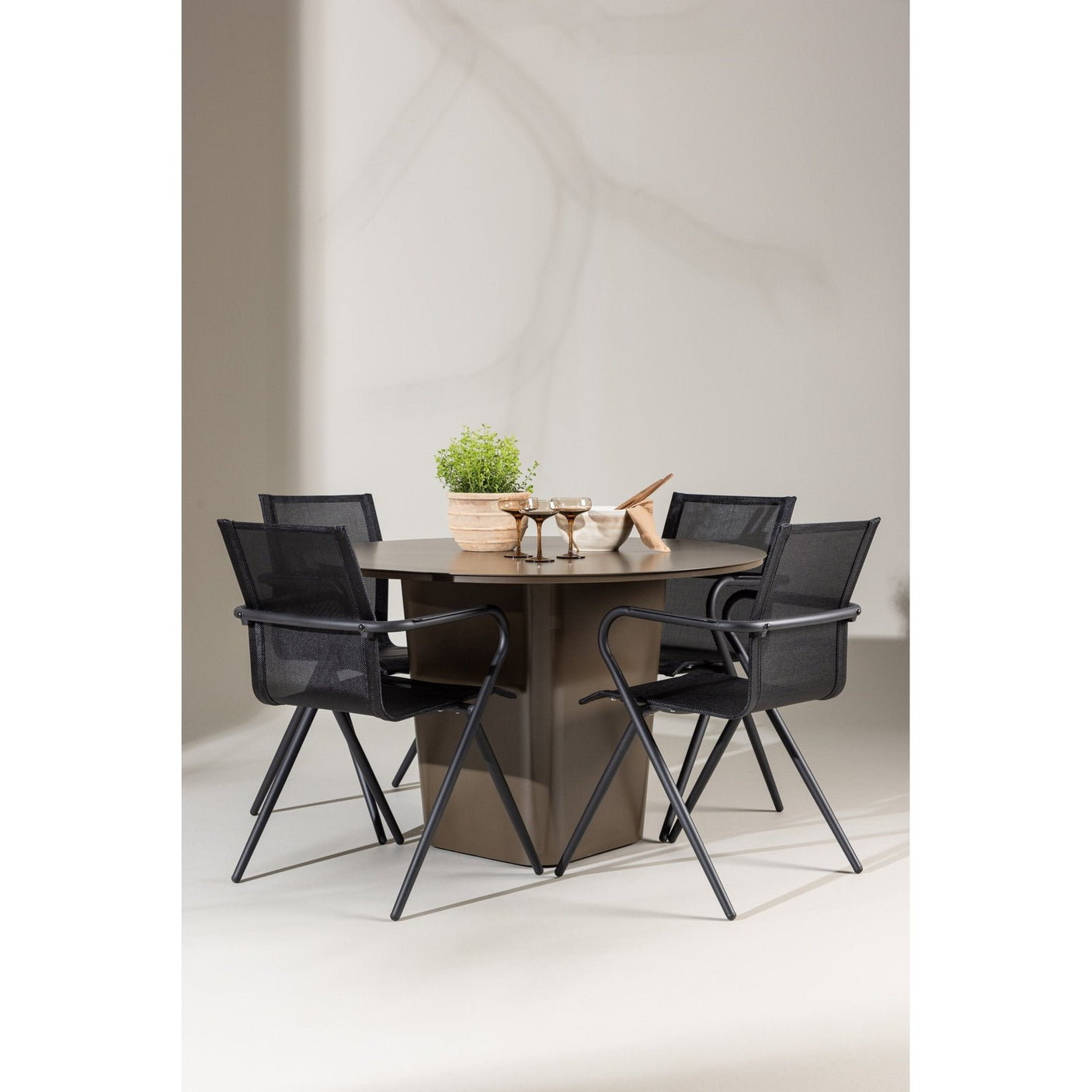 Santa Fe Spisebord ø120 Roasty + Alina spisestoler Venture Design Spisegruppe