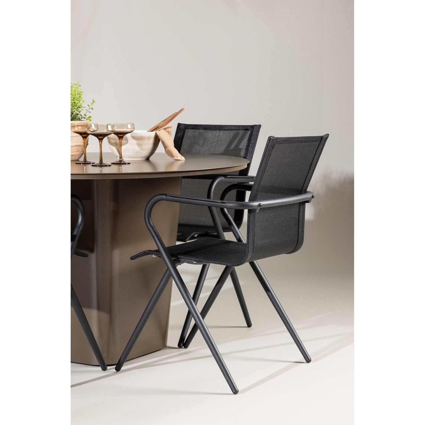 Santa Fe Spisebord ø120 Roasty + Alina spisestoler Venture Design Spisegruppe