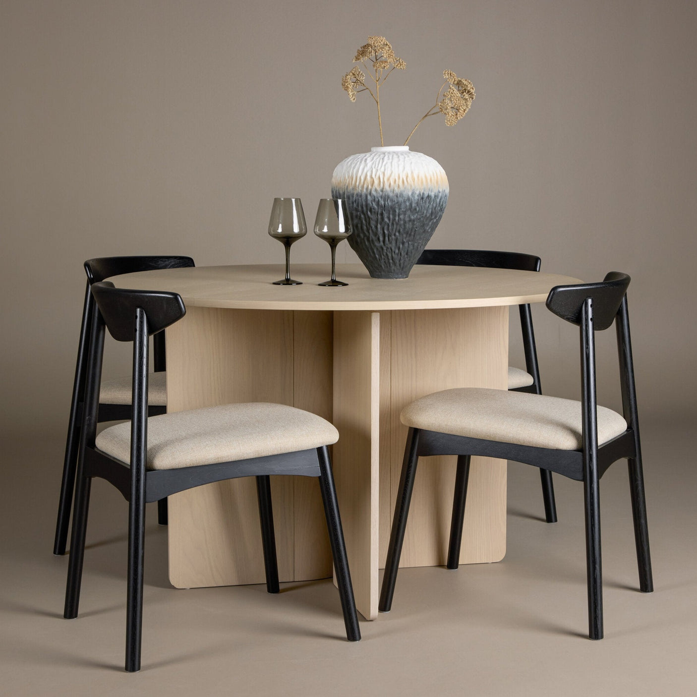 Tabell Tyresö med Stol Ven Venture Design Rundt spisesett