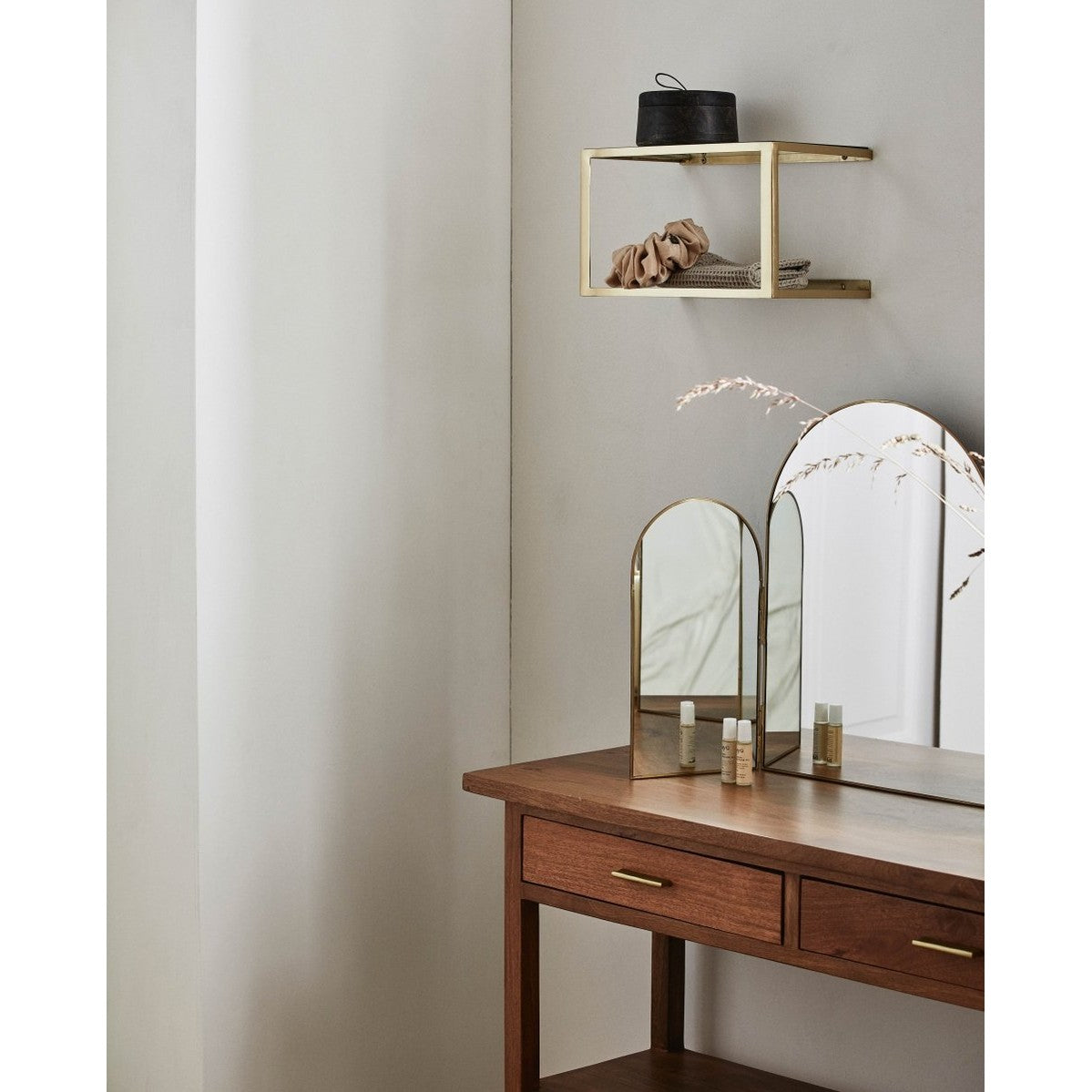 NERA-hylle/sengbord i metall med glass - 36x20 cm - gullfinish Nordal SHELVES