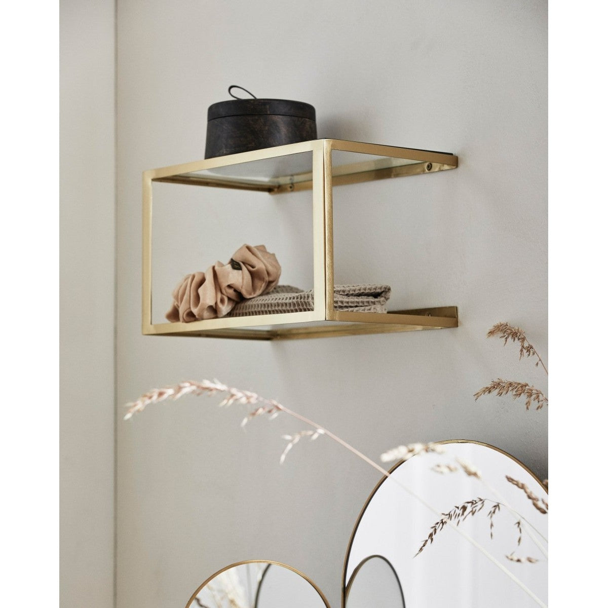 NERA-hylle/sengbord i metall med glass - 36x20 cm - gullfinish Nordal SHELVES