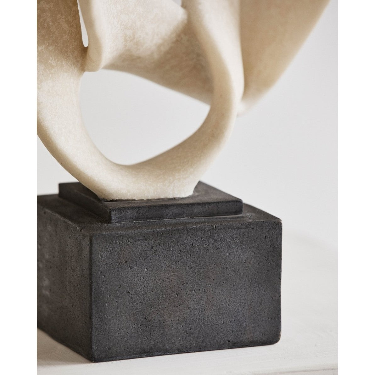 ROSALA skulptur til dekorasjon - h43 cm - svart/hvitt Nordal DECO ITEMS