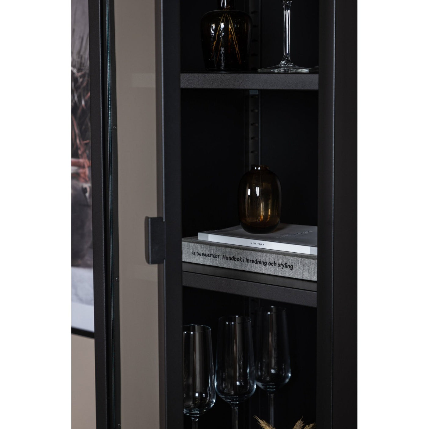 Misha vitrineskap Venture Design Vitrineskap