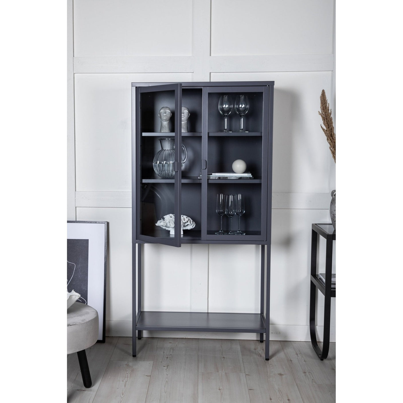 Misha vitrineskap bred Venture Design Vitrineskap