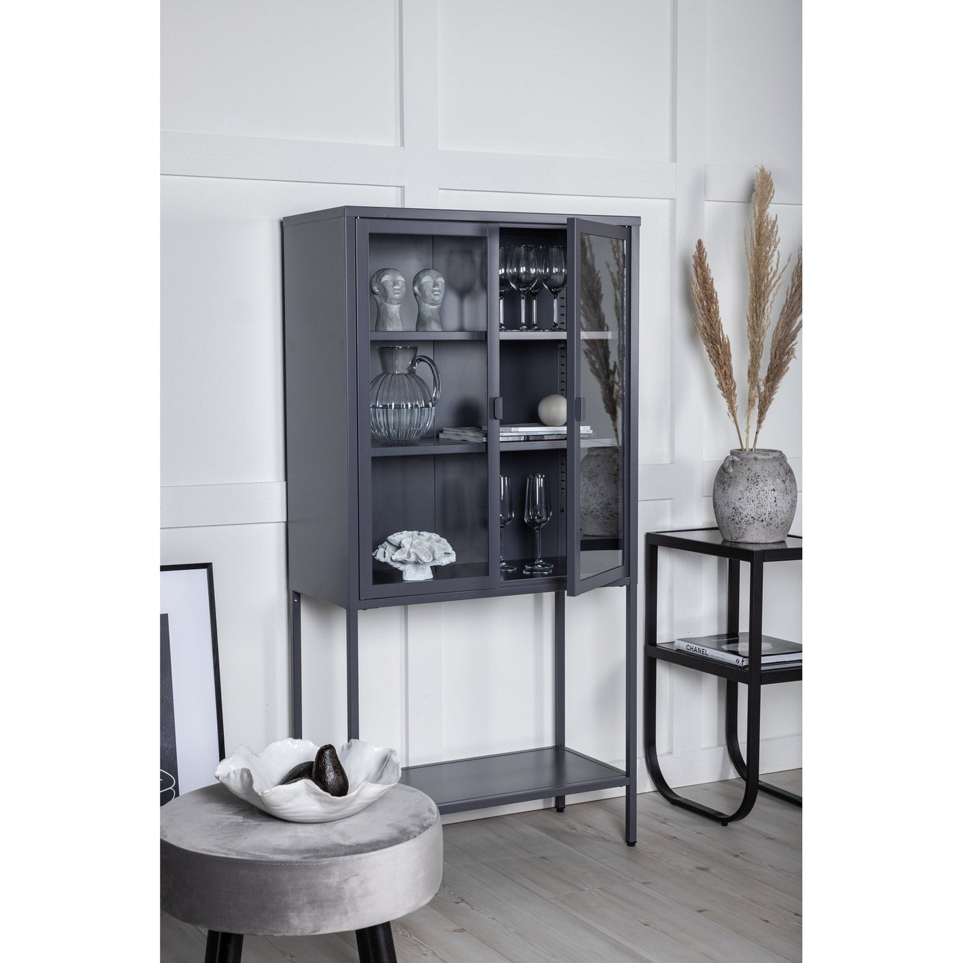 Misha vitrineskap bred Venture Design Vitrineskap