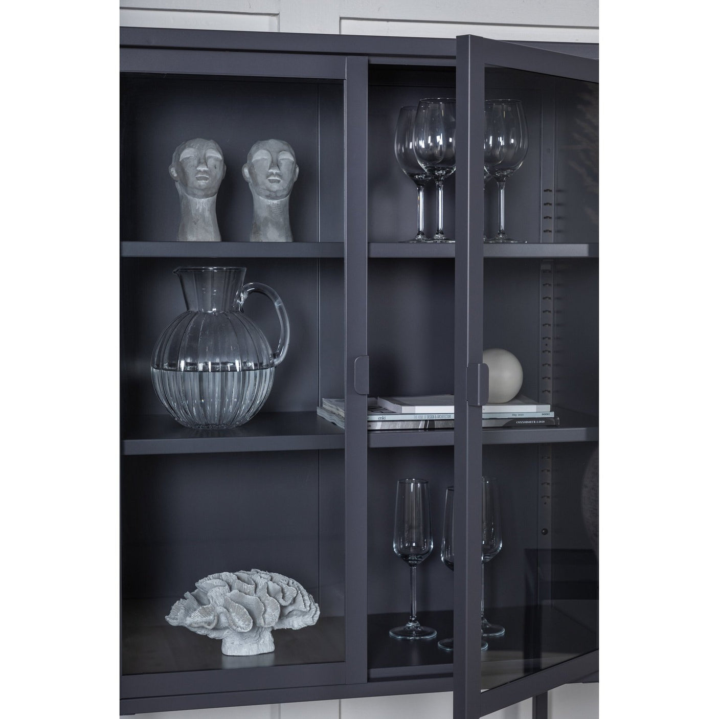 Misha vitrineskap bred Venture Design Vitrineskap