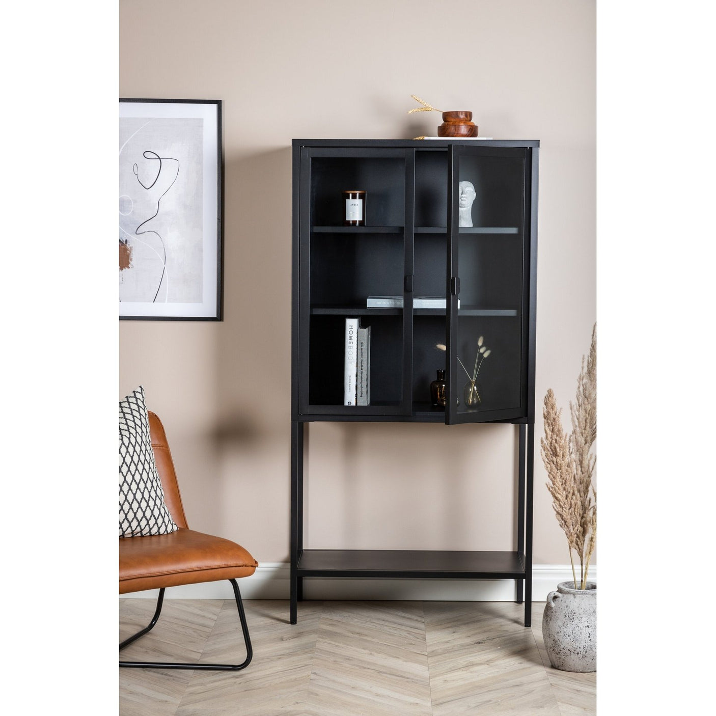 Misha vitrineskap bred Venture Design Vitrineskap