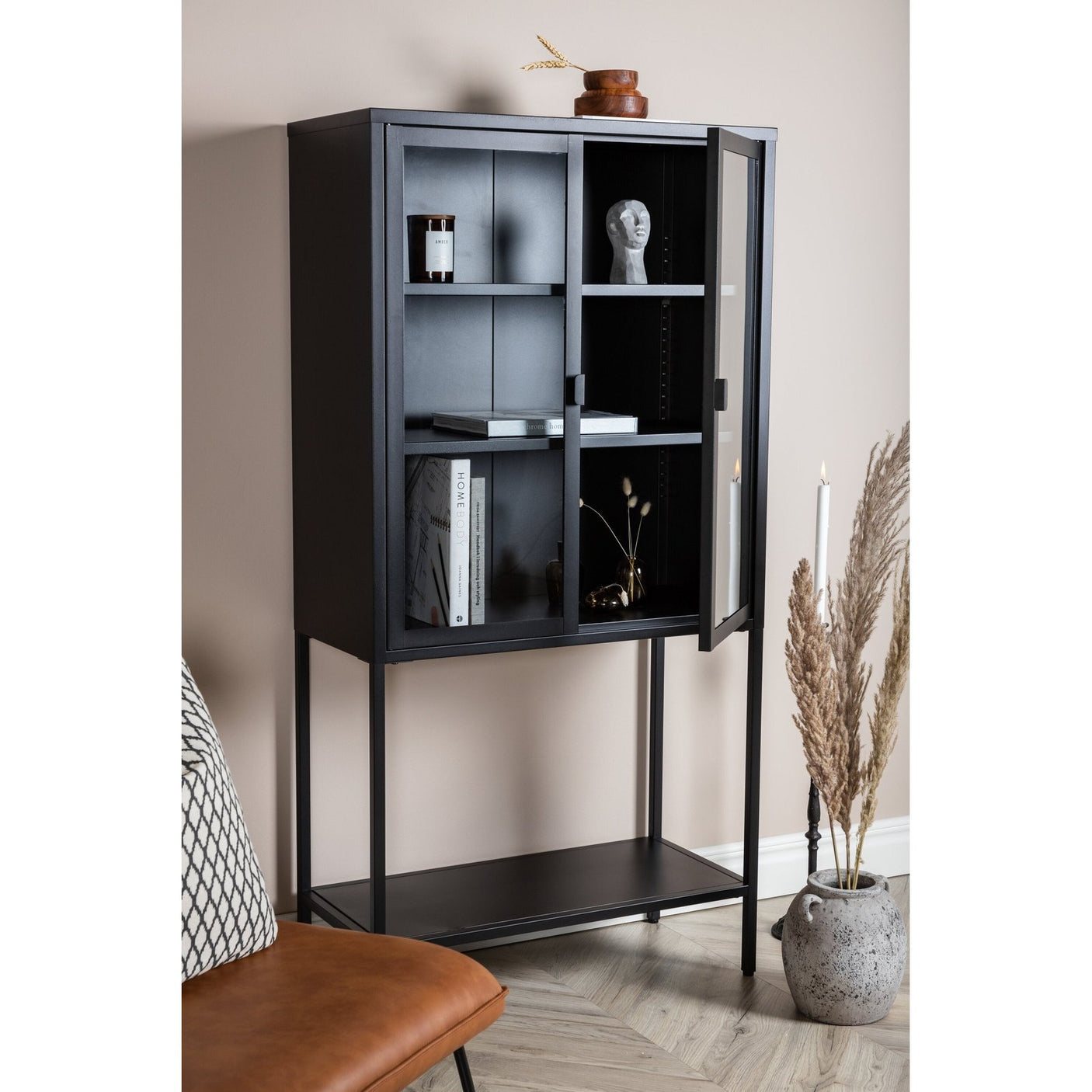 Misha vitrineskap bred Venture Design Vitrineskap