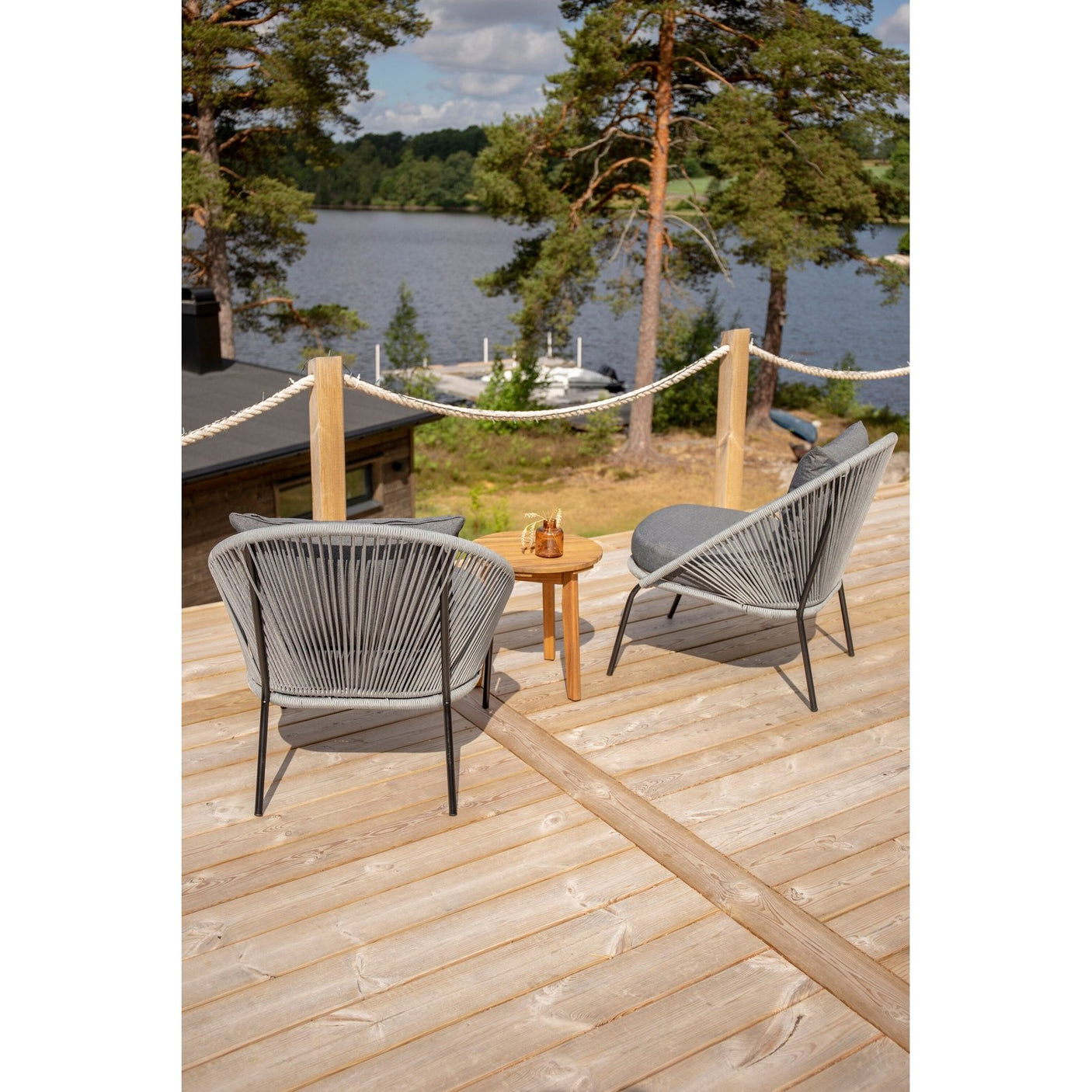 Chania Knappbord ø40 + Lindos Lounge stol Venture Design Spisegruppe