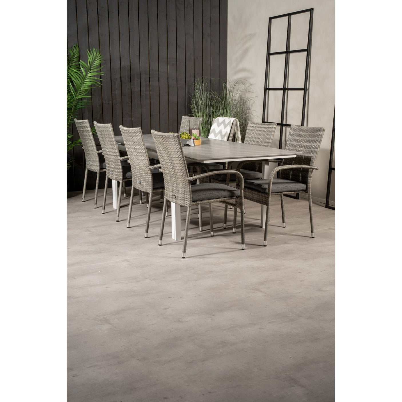 Levels bord 160/240 + Anna stoler Venture Design Spisegruppe
