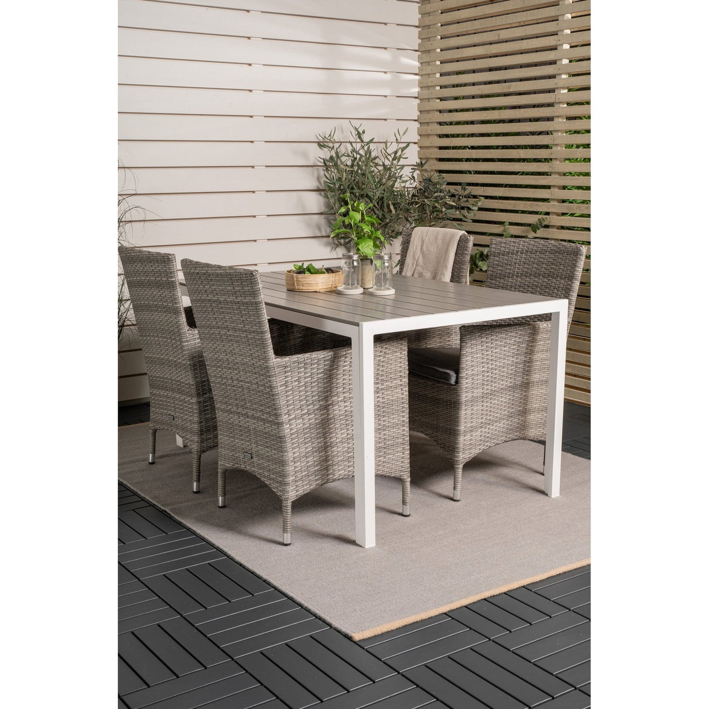Break spisebord 150*90 + Malin Armstol med puter Venture Design Spisegruppe