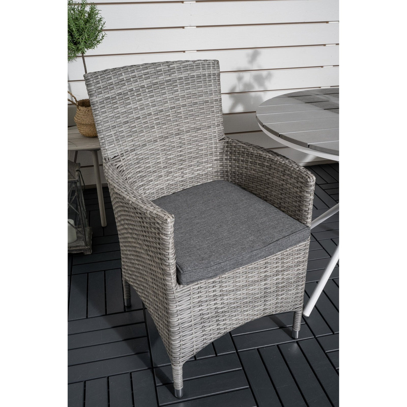 Parma cafébord ø90 + Malin Lenestol med pute Venture Design Spisegruppe