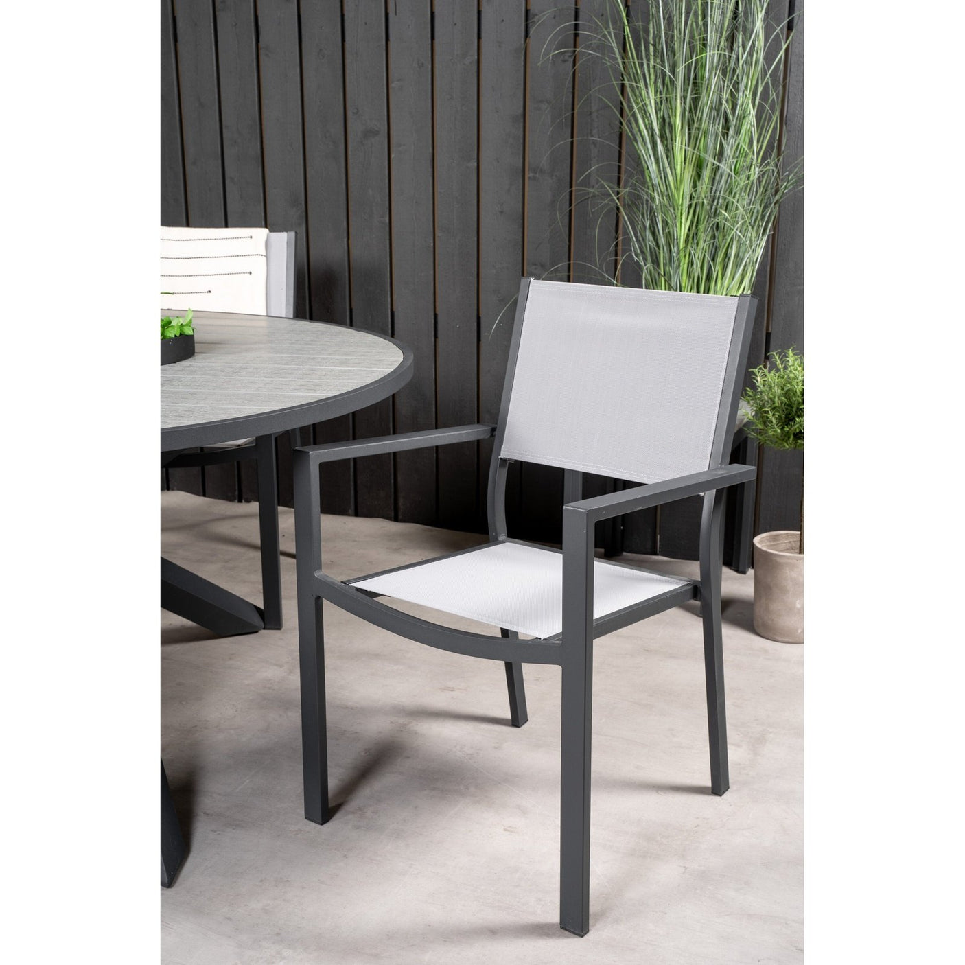 Parma Bord ø 140 + Copacabana Armlenstol Venture Design Spisegruppe