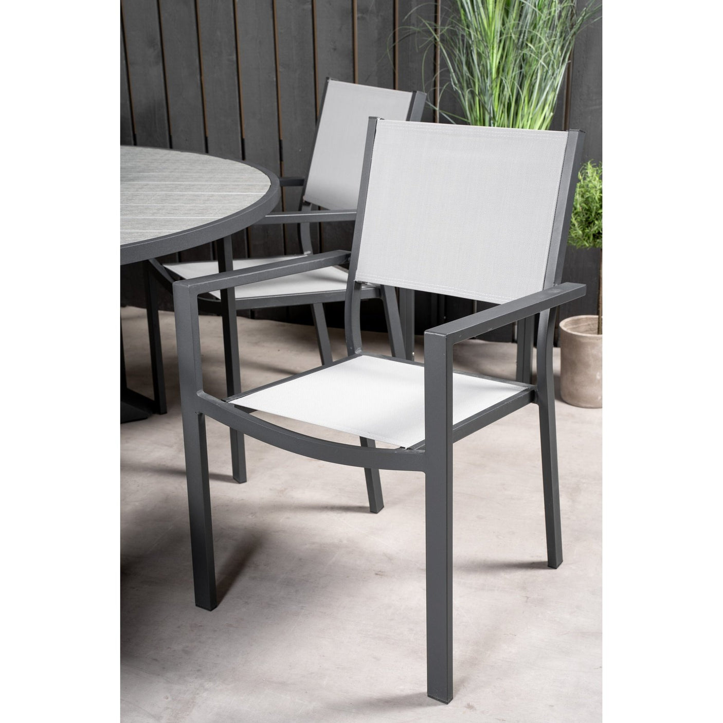 Parma Bord ø 140 + Copacabana Armlenstol Venture Design Spisegruppe
