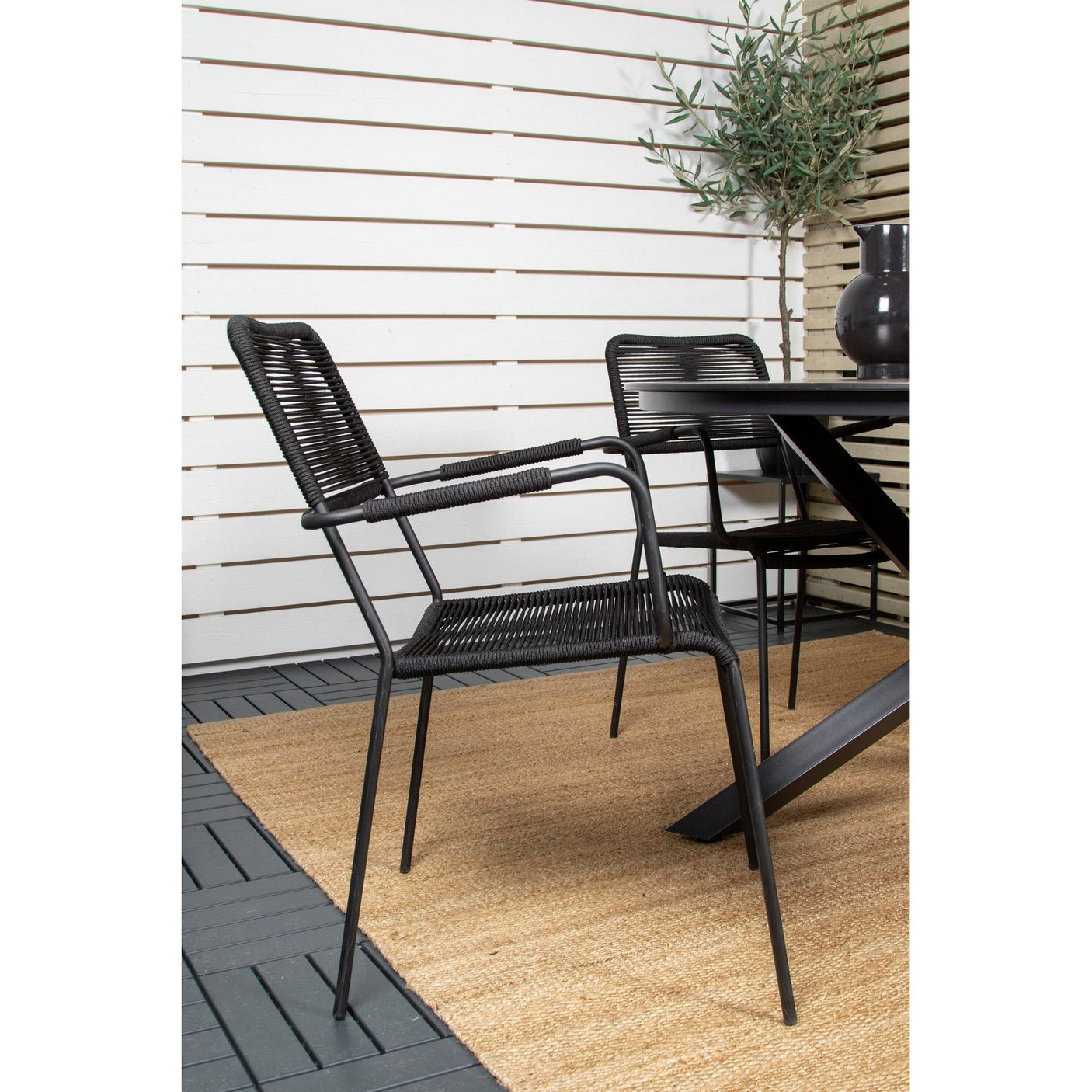 Lama Rundt Spisebord 140 + Lindos Lenestol Venture Design Spisegruppe