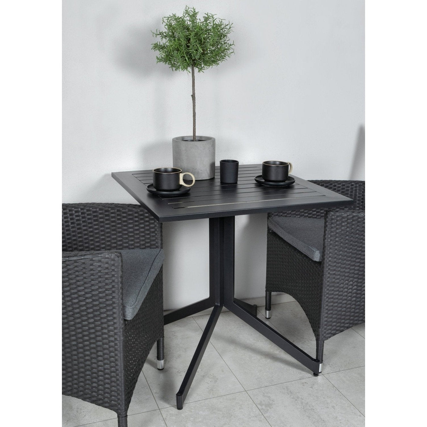 Way kafébord 70*70 + Malin lenestol/ Venture Design Spisegruppe