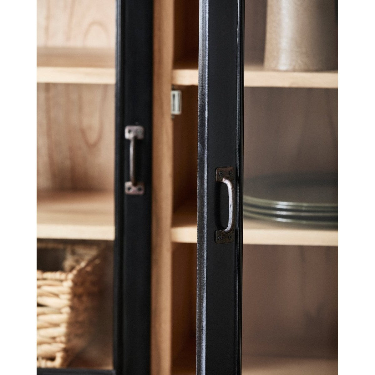 VIVA-vinduer i tre med 2 låser - sort/naturlig Nordal CABINETS