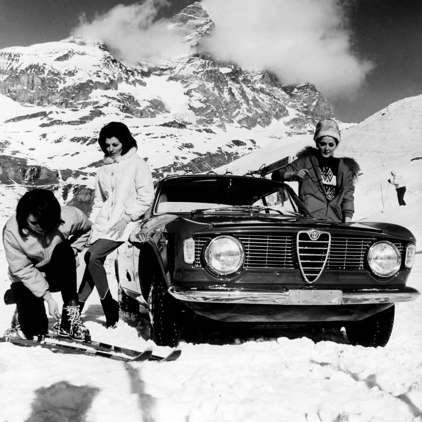 Glass picture Alfa Romeo winter girls and ski Homefactory Bilde