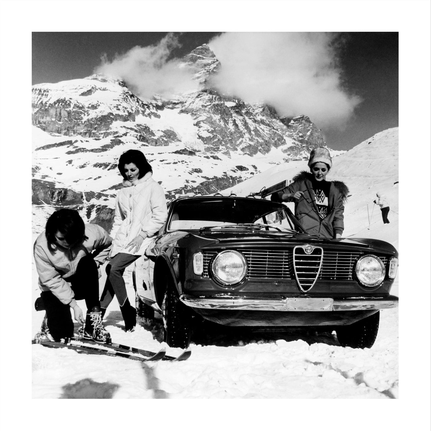 Glass picture w/frame Alfa romeo girls and skis Homefactory Bilde