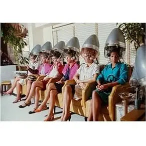 Glass picture kvinner i en frisørsalong Homefactory Bilde