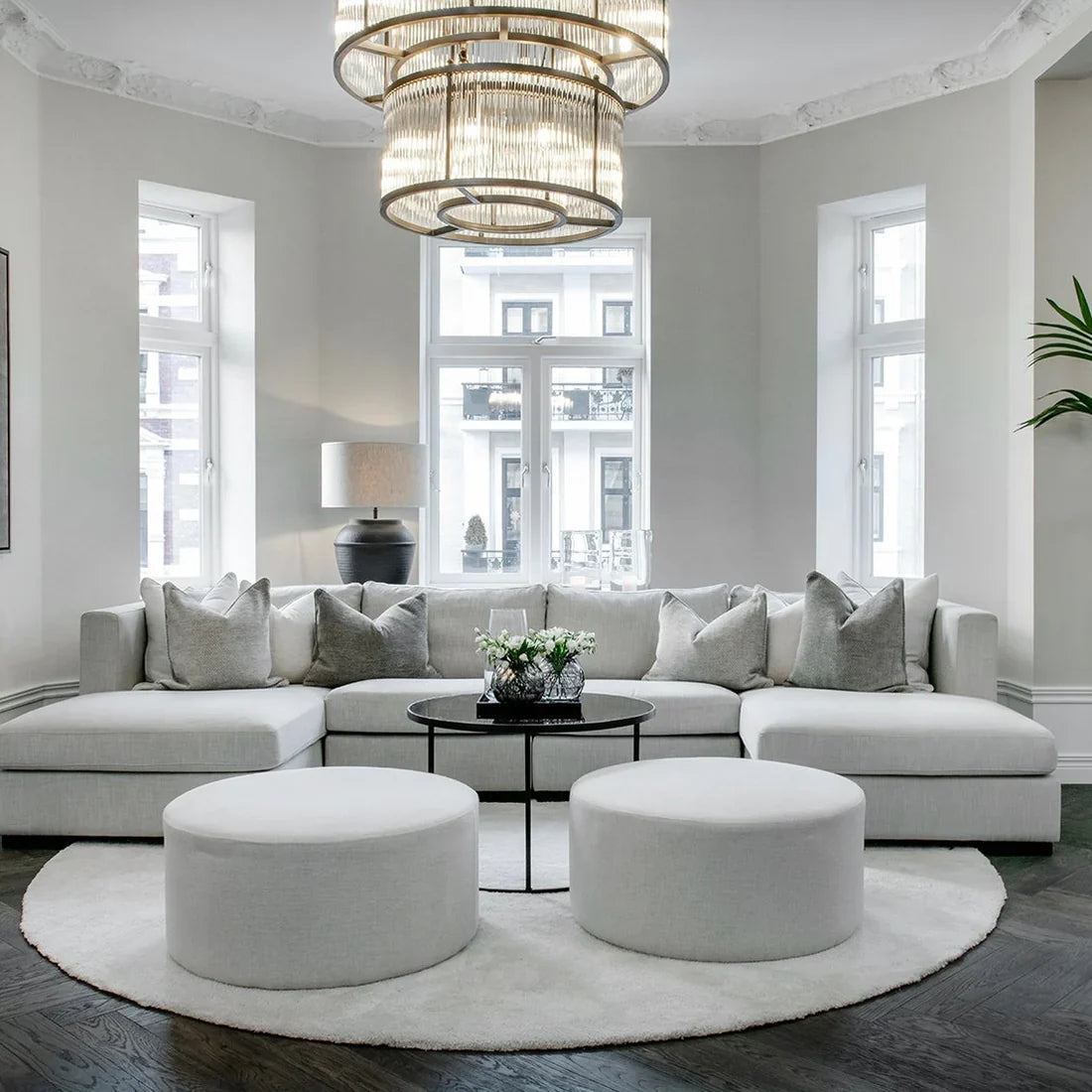 Elegant daybed med puter i lyst rom – stilfull og komfortabel løsning for hvile og avslapning.