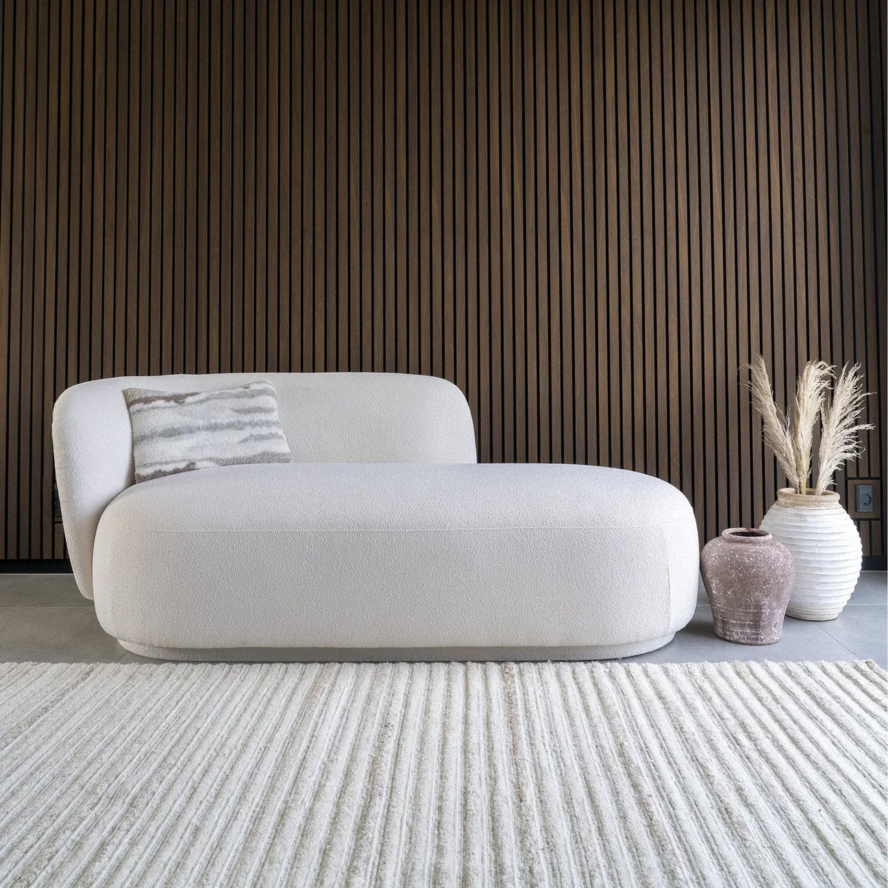 2-seter sofa i moderne stue med puter og teppe – ideell for små rom og stilfull innredning.